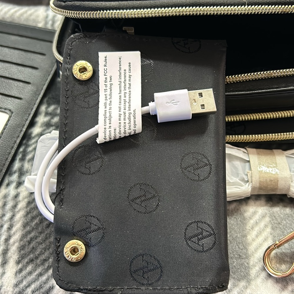 COPY - Adrienne Vittadini Studio  Cross body with charging pack - Picture 7 of 16